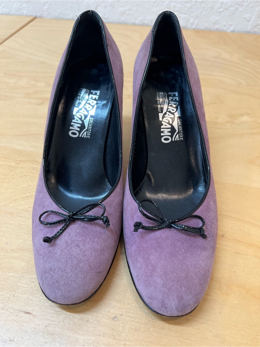 Salvatore Ferragamo Mauve Suede Bow Pump - Picture 2 of 7